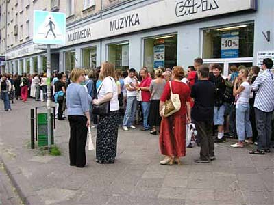Kolejka po autograf Paula Coelho przed Empik-iem