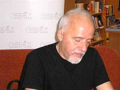 Paulo Coelho podpisuje swoją powieść "Zahir"